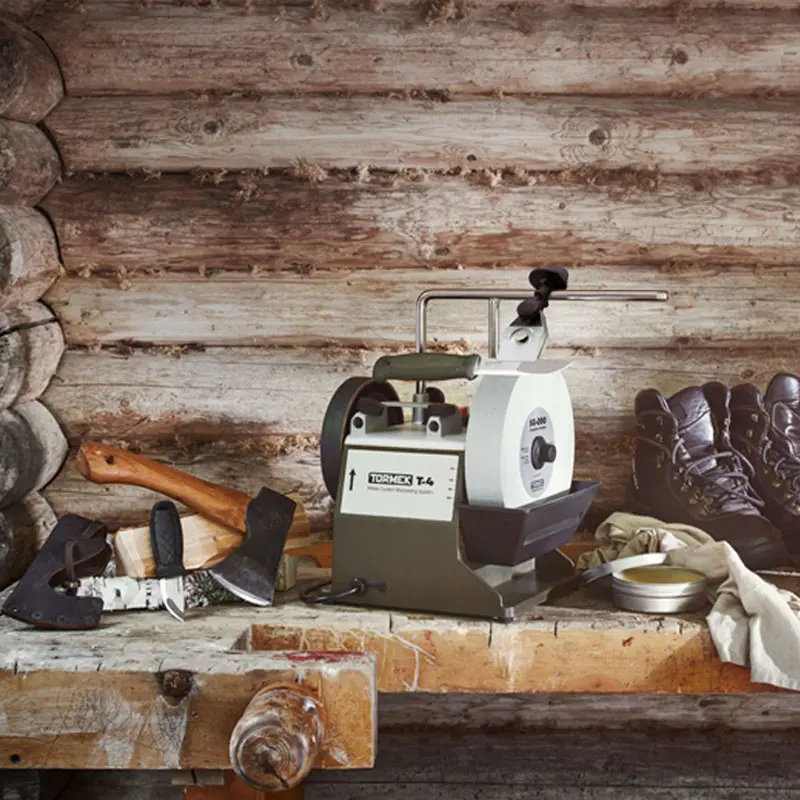 Tormek T4 Bushcraft Edition auf rustikalem Tisch in Jagdhütte stehend